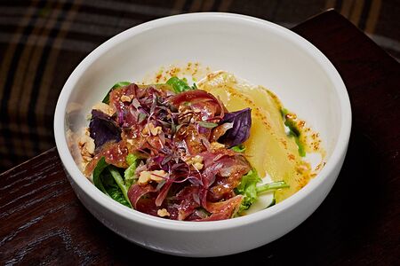 Салат с сыровяленой уткой и маринованной грушей