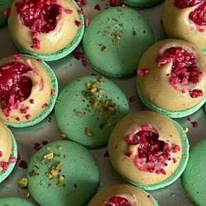 Макаронс фисташка-малина