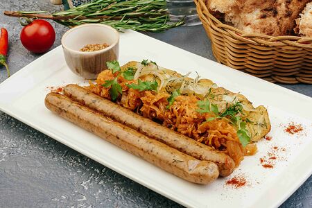 Колбаски Братвурст с тушеной квашеной капустой и печеным картофелем