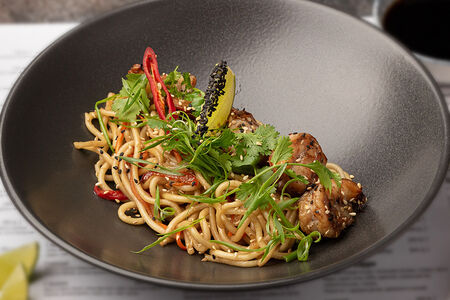 Удон с овощами и креветкой