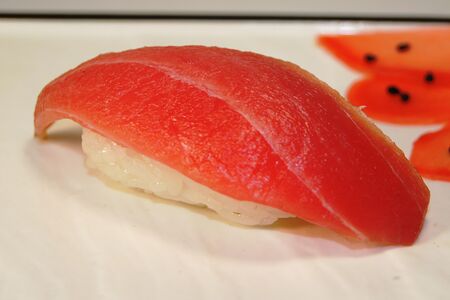 Суши с тунцом