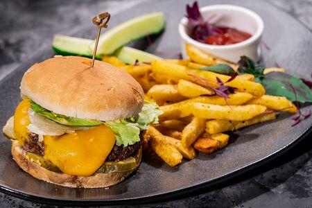 Чизбургер с мраморной говядиной