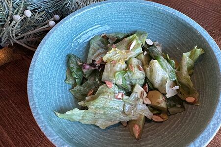 Салат с авокадо в кунжутном соусе