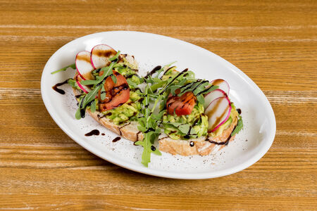 Брускетта с авокадо