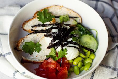 Поке-боул с цыпленком и пашот