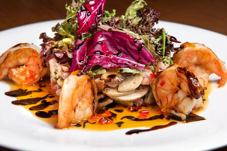 Салат Пикантный с тигровыми креветками