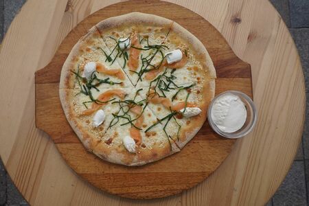 Пицца с лососем и мягким сыром