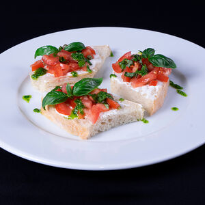 Брускетта с томатами