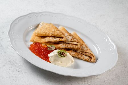 Блинчики с красной икрой и сливочным маслом