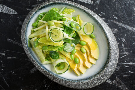 Салат Зеленый с авокадо, эдамамэ и цитрусами