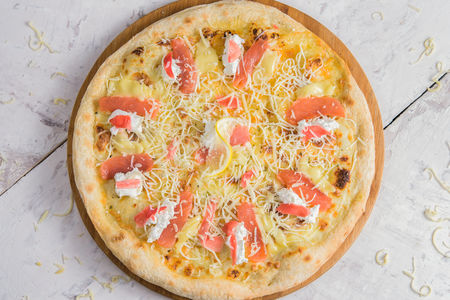 Пицца с лососем и имбирем