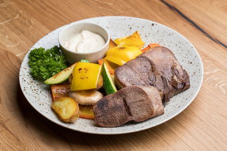 Говяжий язык с жаренными овощами