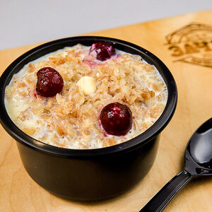 Каша овсяная с ягодами