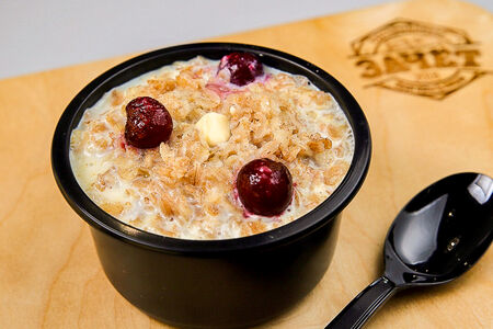 Каша овсяная с ягодами