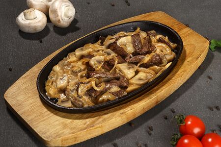 Телятина пикантная в грибном соусе