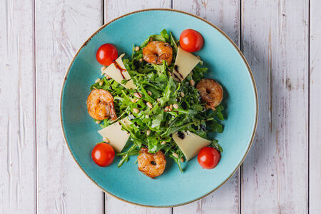 Салат руккола с креветками