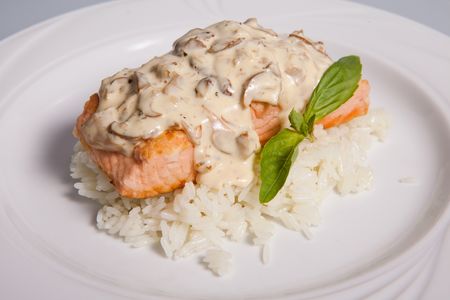 Лосось под грибным соусом