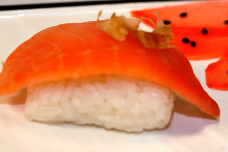 Суши с копченым лососем
