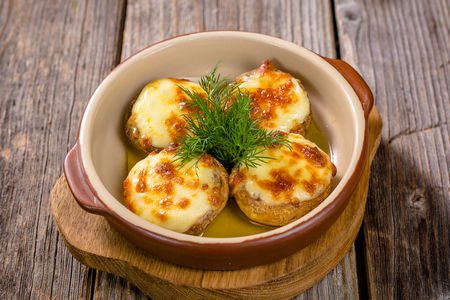 Грибы по-грузински с сулугуни на кеци