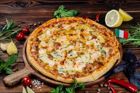 Пицца с креветками и ананасом