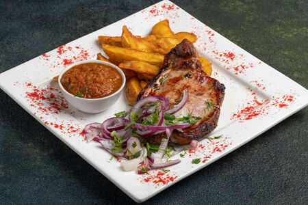 Свинина на косточке с гарниром