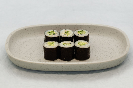 Двойной ролл маки с огурцом