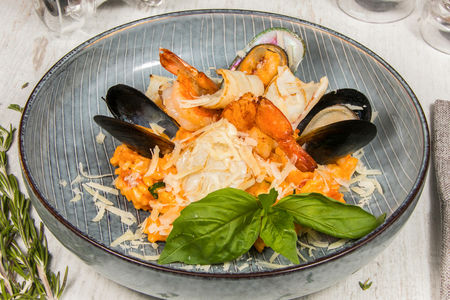 Ризотто с морепродуктами в томатно-сливочном соусе
