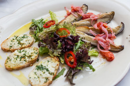 Салат с баклажанами и козьим сыром