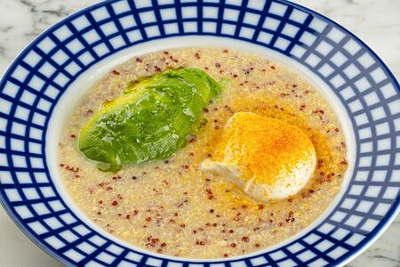 Киноа, авокадо, яйцо пашот