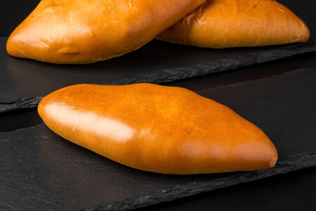 Пирожок с капустой и яйцом жареный