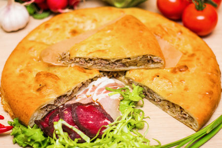 Осетинский пирог с капустой и мясом