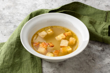 Бульон с гренками