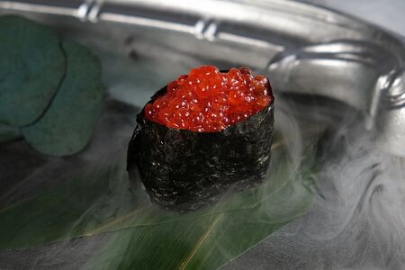 Спайси суши с красной икрой