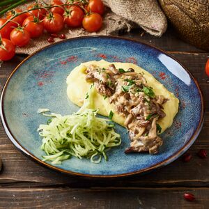 Бефстроганов с картофельным пюре