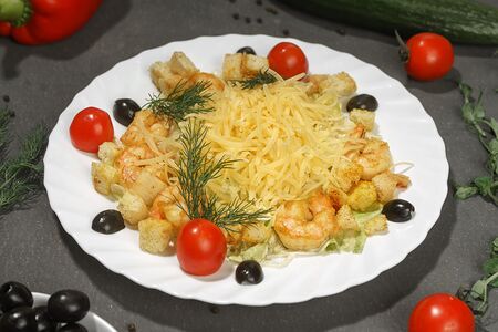 Салат Цезарь с креветками
