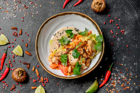 Салат Чикен Тай