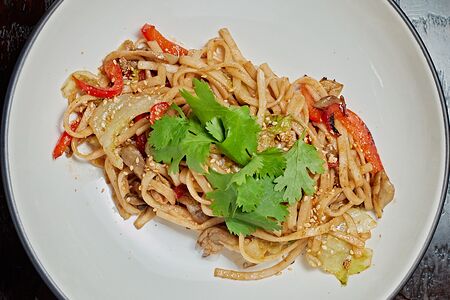 Лапша с грибами и соусом хойсин