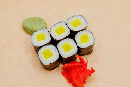 Ролл с маринованной редькой