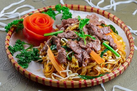 Вок с говядиной