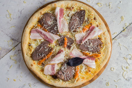 Пицца с телятиной и беконом