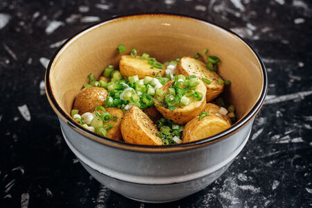 Молодой картофель с зеленым луком