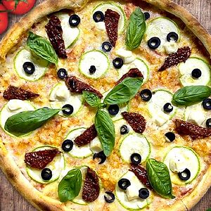 Пицца с цукини и вялеными томатами