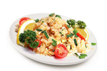 Жаренный на тэппане рис с куриным филе, яйцом и помидорами Черри