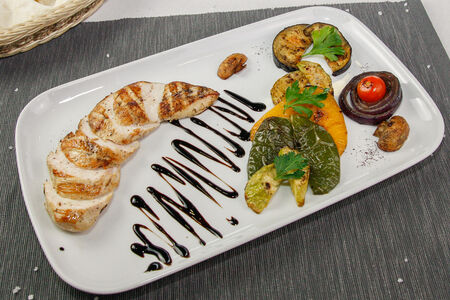 Куриная грудка на гриле с овощами