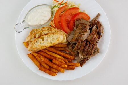 Шаурма на тарелке с говядиной