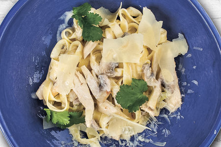 Паста с курицей и грибами