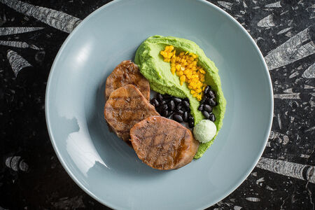 Говяжий язык на гриле с пюре из горошка