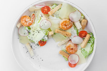 Салат Цезарь с креветками