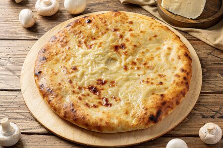 Осетинский пирог с курицей, сыром и грибами