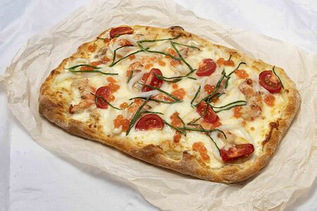 Пинза (пицца) с креветками и кальмаром